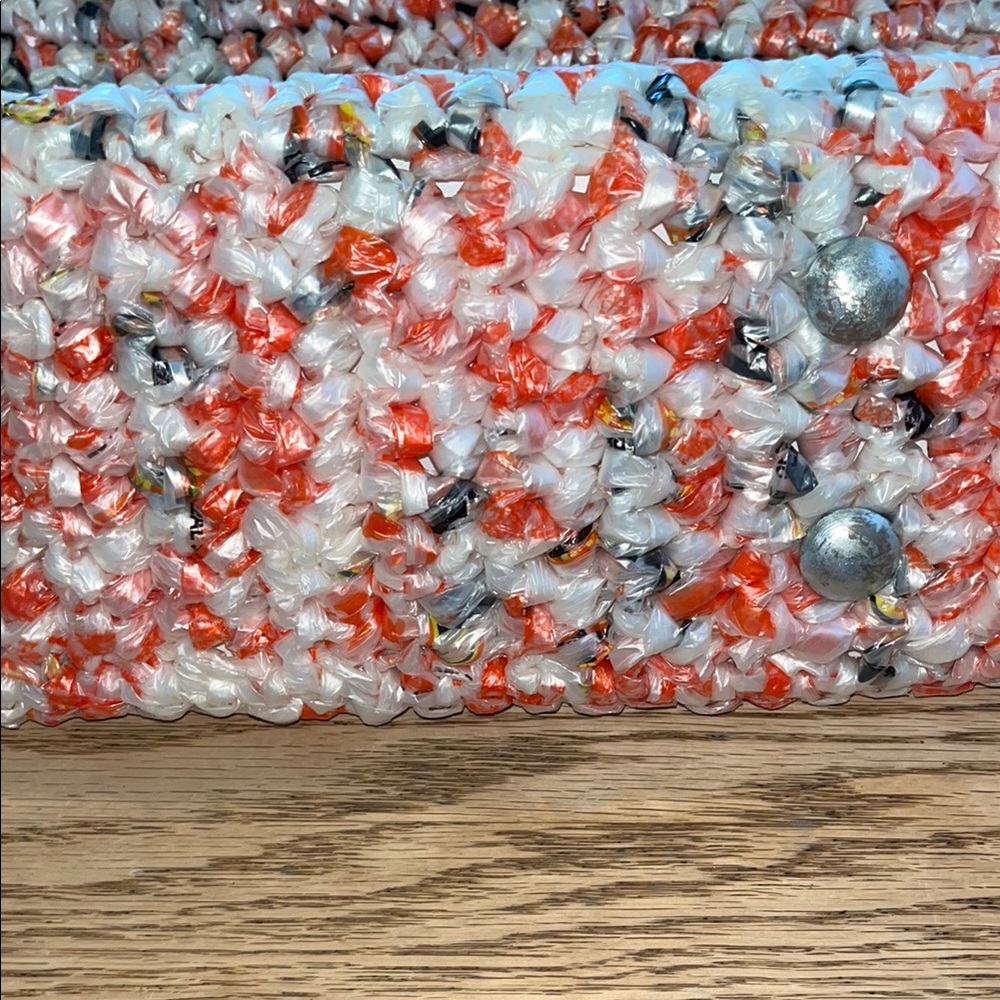 Arny cream coral & black bag. Recycled plastic bags. Artisanal crochet texture - Picture 9 of 13